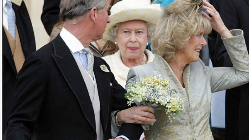 Нечуван скандал: Камила скочила на бой на Елизабет II заради... СНИМКИ