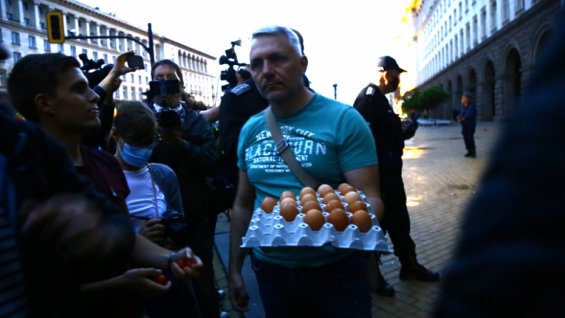 Адв. Хаджигенов поведе протестиращите към нова провокация БЛИЦ TV