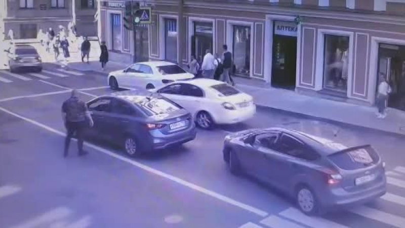 ВИДЕО 18+ запечата как агресивен пешеходец пребива шофьор на улицата