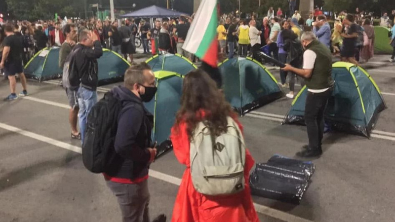 Божков пусна женски спецотряд да окървавява барикадите в София