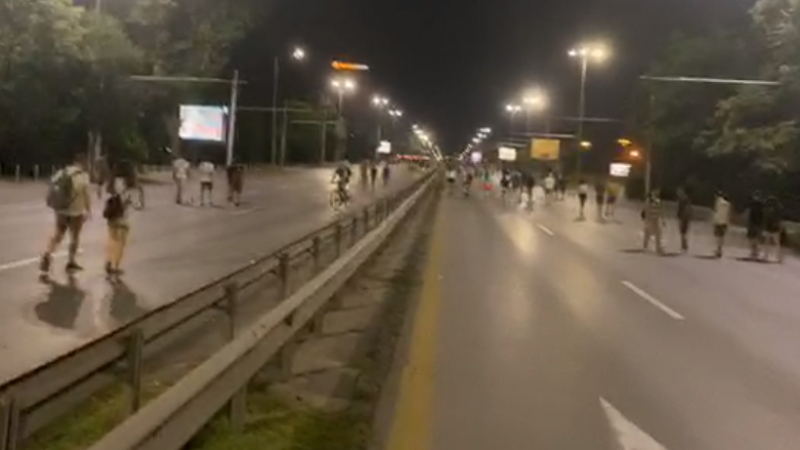  Протестиращите блокираха "Цариградско шосе", носят факли и... 