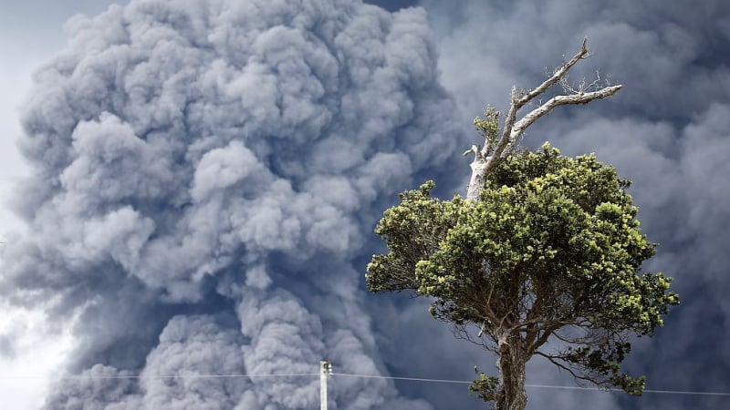Вулканът Синабунг в Индонезия изригна