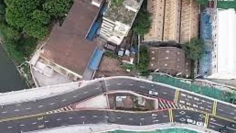 Уникално: Естакада на магистрала преминава от двете страни на къща ВИДЕО