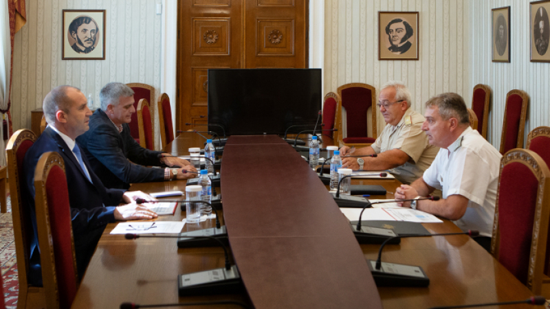 Президентът Радев на среща с началника на отбраната СНИМКА