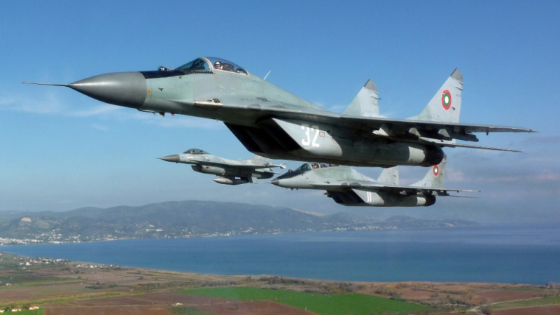 Екшън в небето: Наши изтребители по следите на руски военен самолет