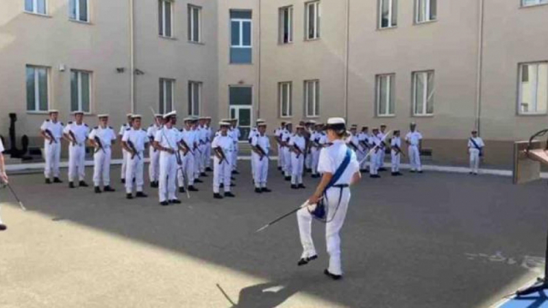 Блондинка от ВМС на Италия взриви мрежата с „Джерузалема“ на плаца, наказаха я жестоко ВИДЕО 