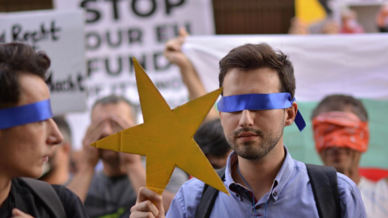 Журналистка срази протестиращите пред германското посолство 