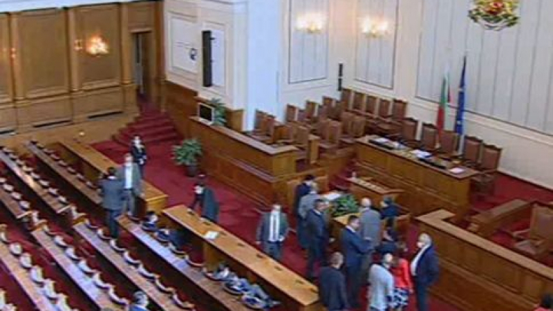 Фалстарт: Няма кворум за извънредното заседание на парламента ВИДЕО