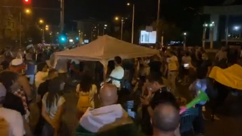 Блокираха и кръстовището на "Черковна", разпъват палатки пред Румънското посолство