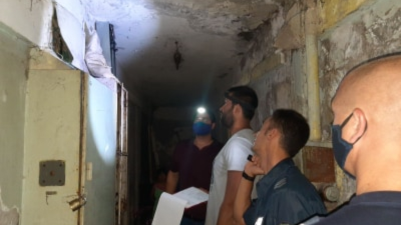 Полиция и общинари влязоха в цигански блок в Перник и онемяха СНИМКИ