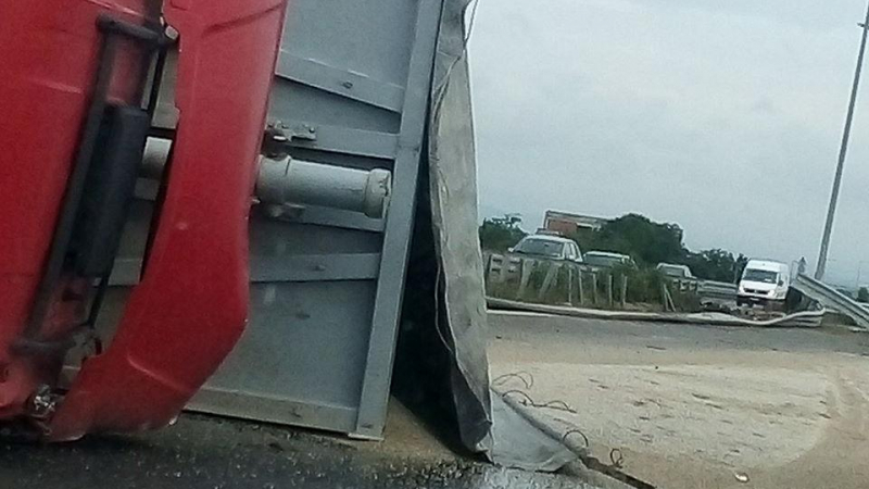 Шофьор на камион направи големи поразии в Разградско 
