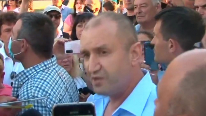Извънредно! Напрежение пред Община Варна, президентът цъфна на протеста, там е и Портних ВИДЕО