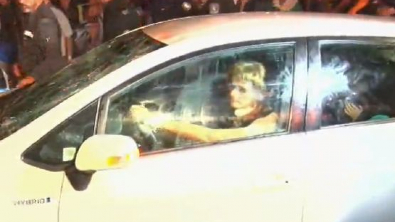 Зверство: Протестиращи трошат коли на бул. "Ситняково", блокираха майка с две деца, едното не спира да плаче ВИДЕО