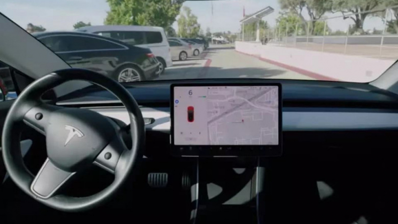 Вижте как умна Tesla спаси шофьор от инцидент ВИДЕО