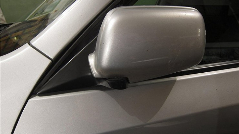 Защо не трябва да сгъвате огледалата на колата на паркинг