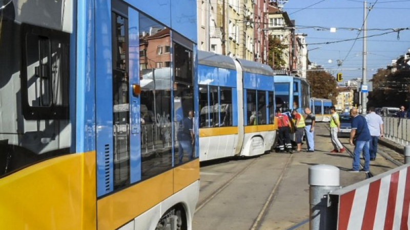 Кошмарен инцидент с трамвай в центъра на София, човек лежи на земята 