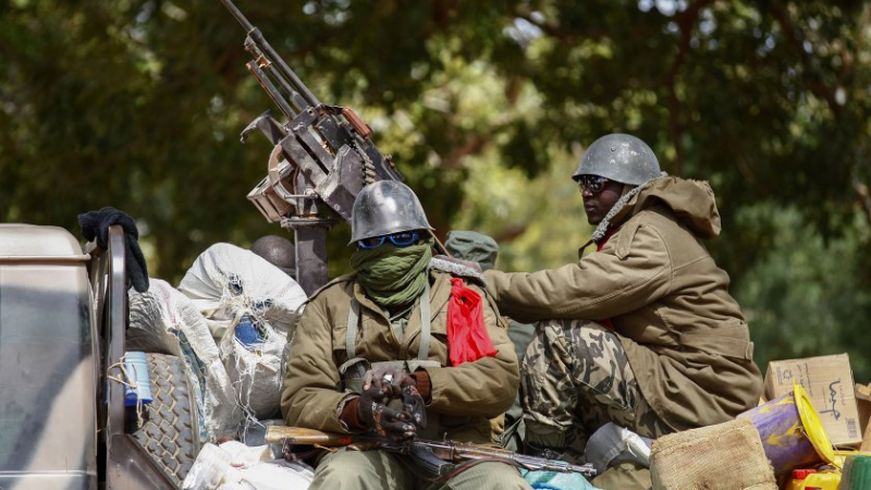 Бунтовници задържаха президента и премиера на Мали