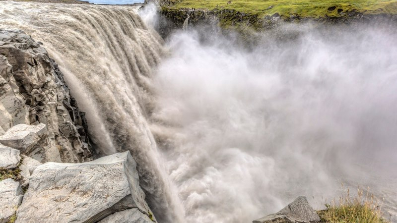 Странно същество бе заснето на ВИДЕО 18+ до най-мощния водопад в Европа