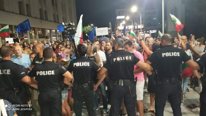 Пловдивски полицаи показаха как се вардят протестиращите! СНИМКИ