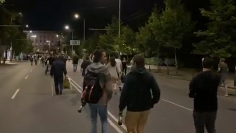 Протестиращи се изнасят от МВР към Орлов мост с бири в ръце