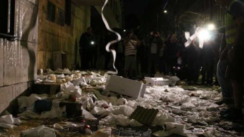 СНИМКИ показват каква вандалщина оставиха след себе си протестиращите по сградата на МВР 
