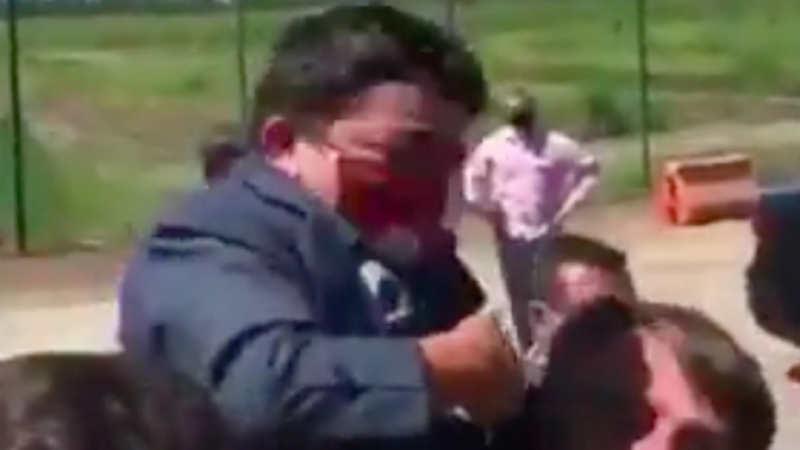 Страшен резил: Президентът на Бразилия вдигна над главата си джудже, бъркайки го с дете ВИДЕО