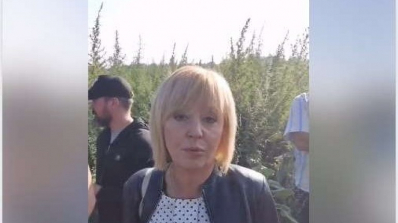 Мая Манолова с голяма издънка насред поле от коноп 