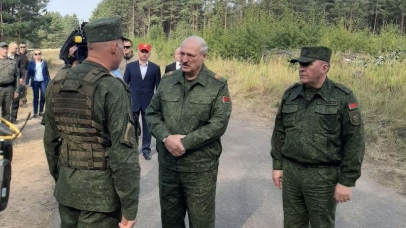 Лукашенко с извънредни разпоредби към армията, войната е на косъм