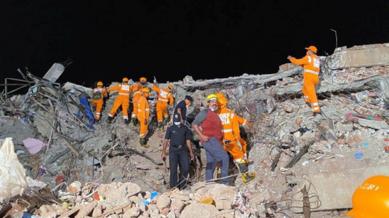 Измъкнаха 60 човека от рухнала сграда в Индия СНИМКИ