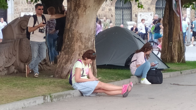 Вдигнаха единия палатков лагер, но София пак се събуди окупирана, а протестиращите се готвят да...