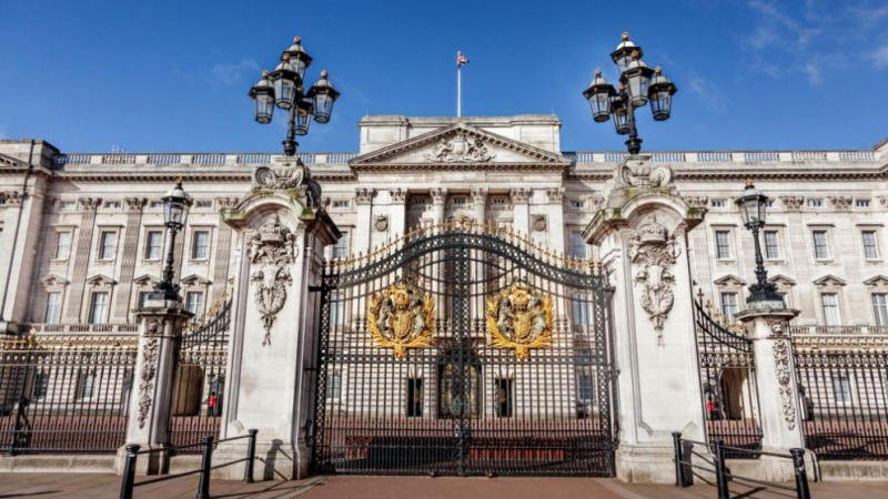 Какви строги правила спазват прислужниците в кралския дворец?