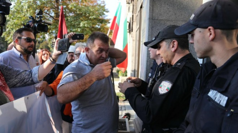 Протестиращи, под командата на "БОЕЦ", окупираха нов обект в София, ето кой