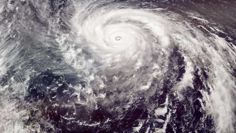 Тайфунът Бави вилнее с мощна сила на Корейския полуостров