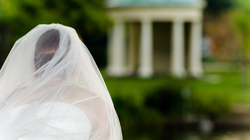 Младоженец забрани на майка си да дойде на сватбата, когато тя узна тайната на булката