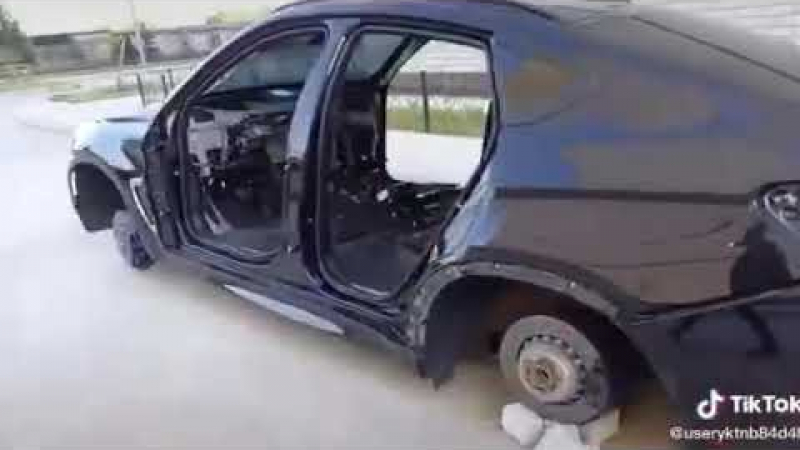 Зрелищни ВИДЕА: Крадци "обезкостиха" BMW X6 почти до гол корпус