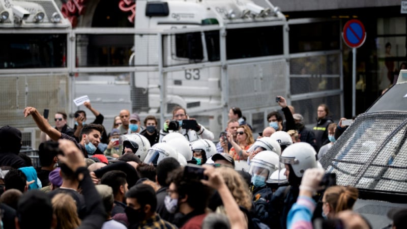 Полицията използва сълзотворен газ по време на антиислямистки митинг в Осло