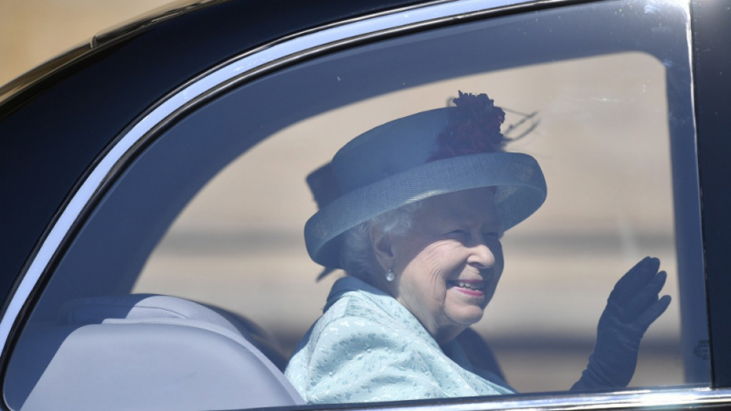 Всички британци се втрещиха, когато видяха Елизабет II днес да държи... СНИМКИ