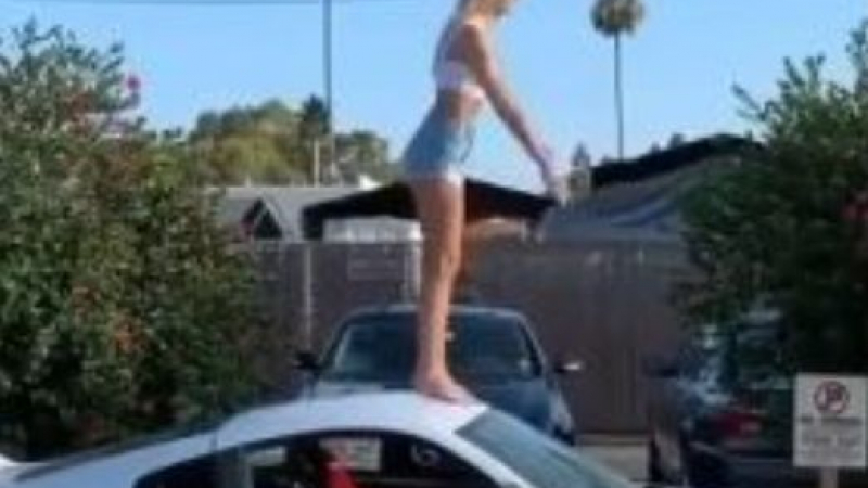 Девойка се качи на покрива на спортна кола и ето какво се случи ВИДЕО