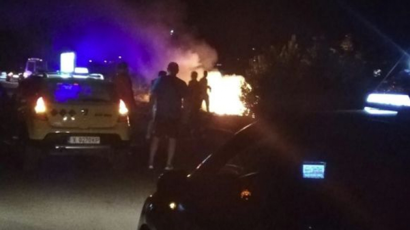 БВМ избухна в пламъци сред зрелищен лупинг край Хасково СНИМКИ 