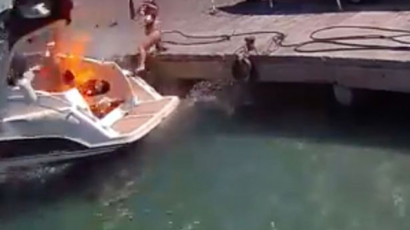 Ужасяващо ВИДЕО: Лодка се взриви, хвърли жена по бански във въздуха 