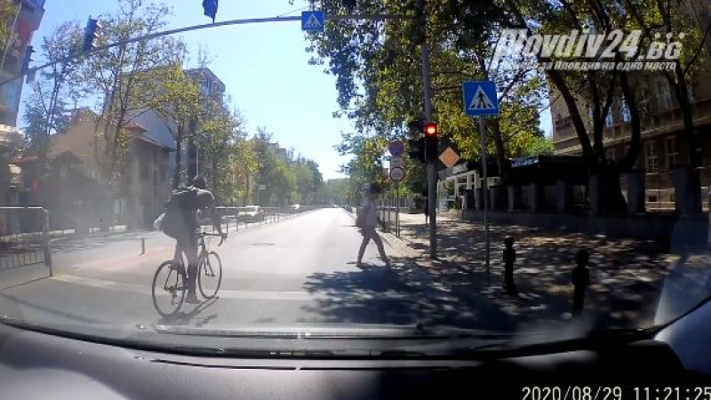 Пловдивчанин с колело пренаписа правилата за движение ВИДЕО