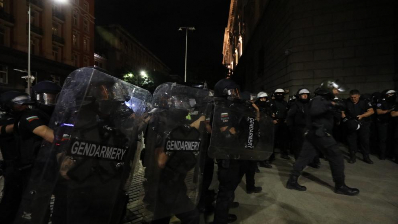 Напрежение между полиция и протестиращи в София тази вечер