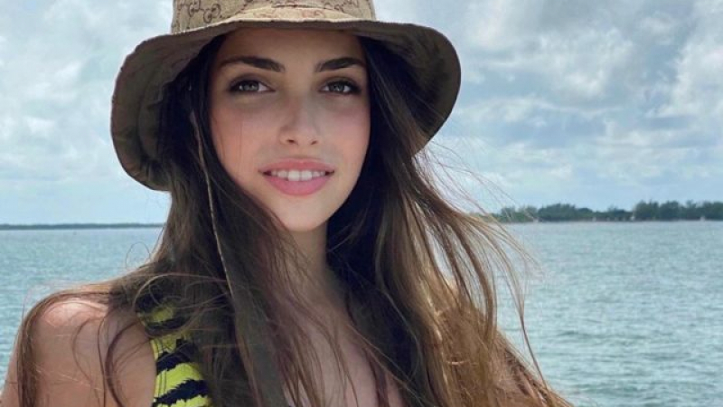 13-годишната дъщеря на известен режисьор се разголи на плажа СНИМКИ 18+