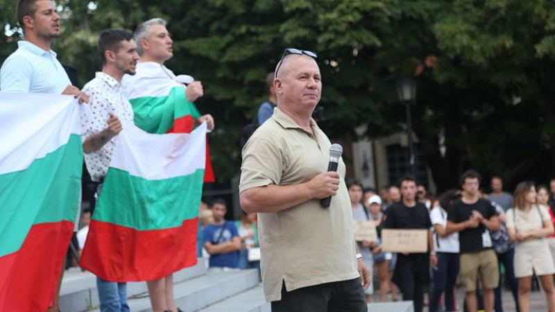 Фенове и душмани на джендърите в щаба на "Великото народно въстание" на 2 септември