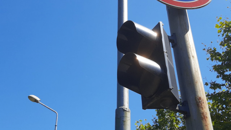 Светофар на пловдивски булевард ошашави пешеходците ВИДЕО 