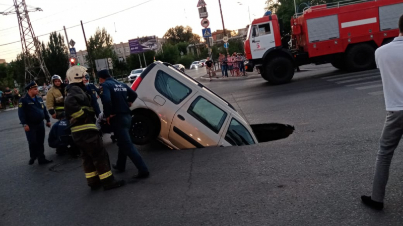 Кола пропадна под земята, докато се движи на пътя ВИДЕО