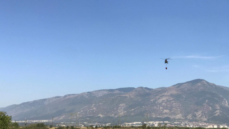 Десетки тонове вода от хеликоптер потушиха пожара в Балкана над Карлово