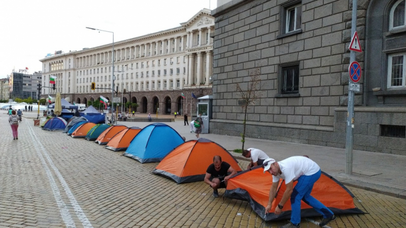 Гилотина: МВР удря тлъста парична глоба на протестиращи с палатки