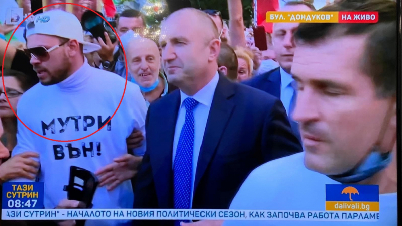  Ексклузивно в БЛИЦ: Братът на Гешев предвожда гардовете на президента с тениски "Мутри вън!"