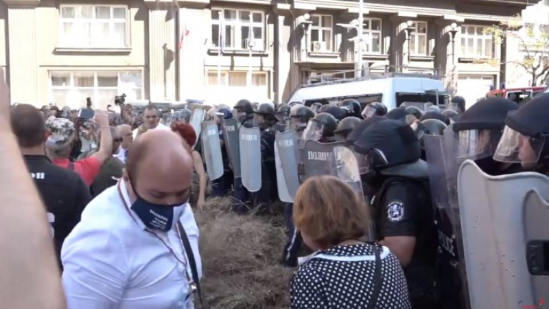 Протестиращи наръгаха полицай с нож, пробваха да запалят живи униформените ВИДЕО